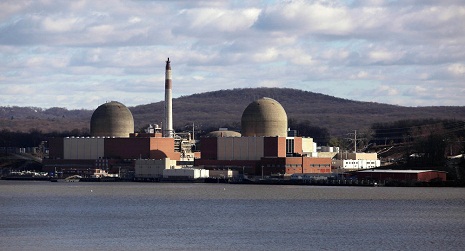 Giant Oil Sheen on Hudson River After Explosion at Nuclear Plant - V?DEO